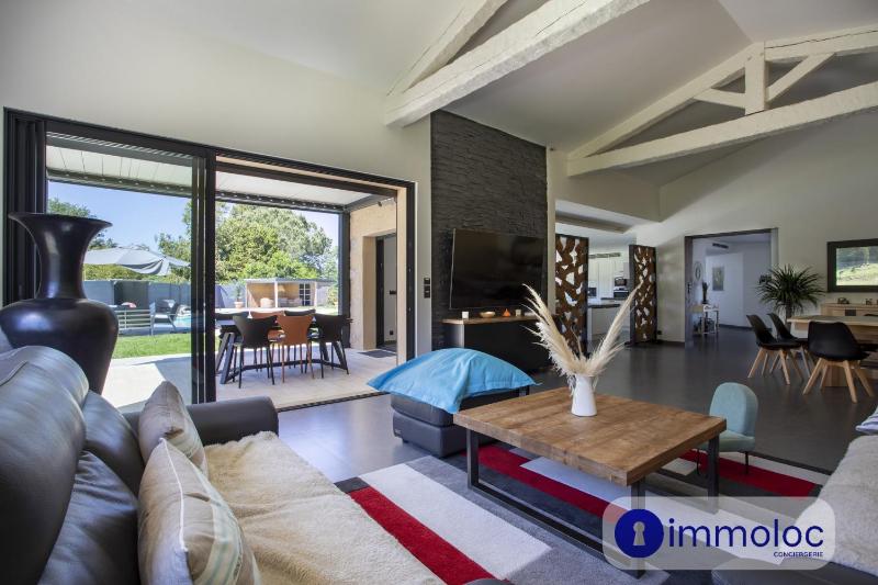 Air-conditioned villa with pool and garden - image 13