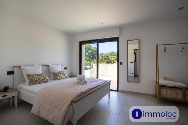 Air-conditioned villa with pool and garden - image 12