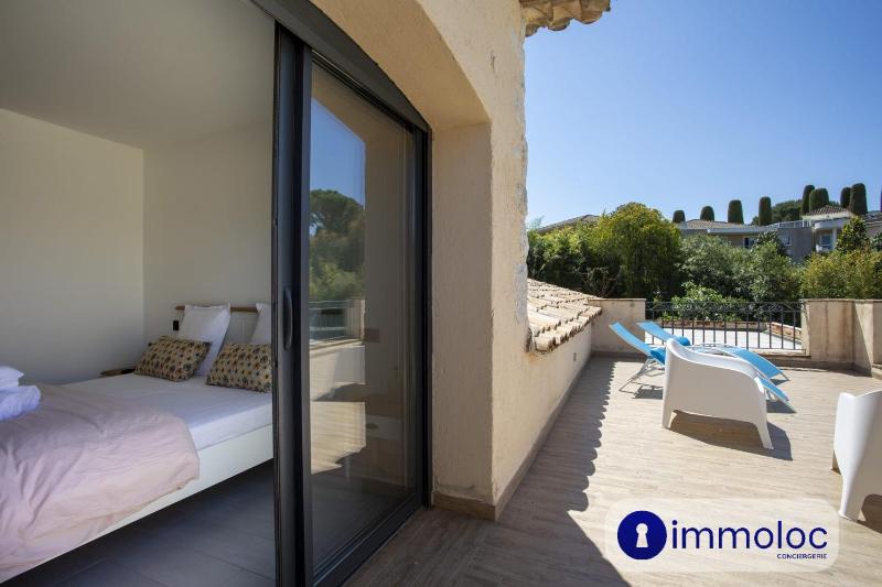 Air-conditioned villa with pool and garden - image 37