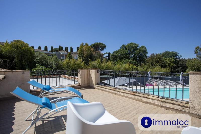 Air-conditioned villa with pool and garden - image 34
