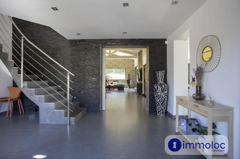 Air-conditioned villa with pool and garden - image 2