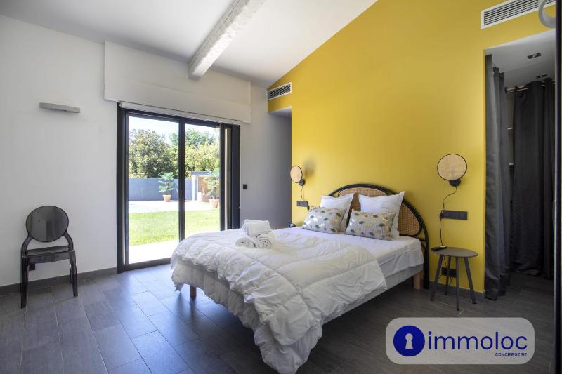 Air-conditioned villa with pool and garden - image 25