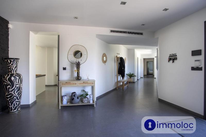 Air-conditioned villa with pool and garden - image 43