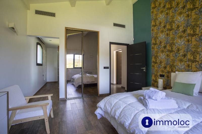 Air-conditioned villa with pool and garden - image 27