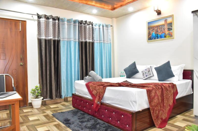 Inder Stay !! Balcony Rooms !! Parking !! - image 5