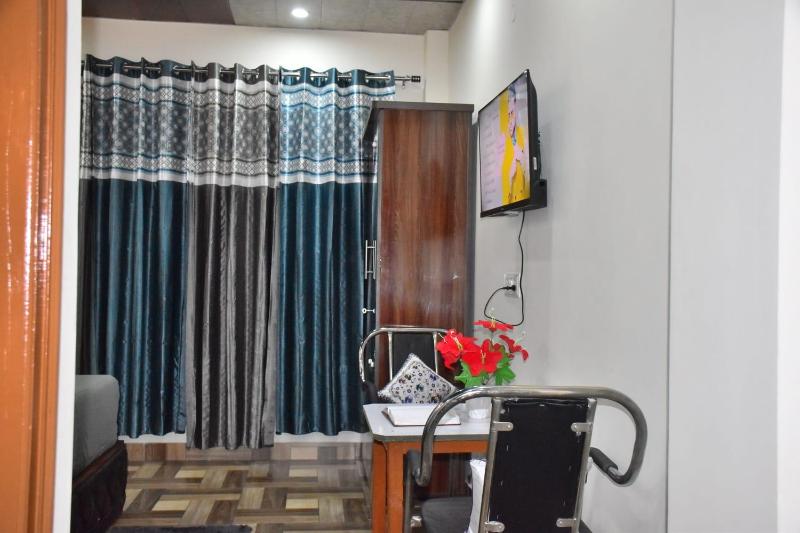 Inder Stay !! Balcony Rooms !! Parking !! - image 14