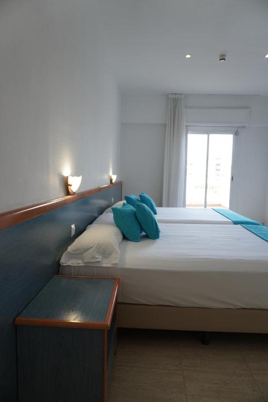 Double Room with Two Double Beds image 3