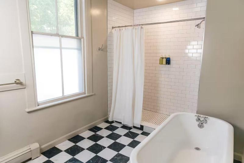 Deluxe King Room image 3