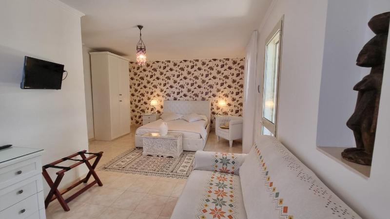 Double Room image 3