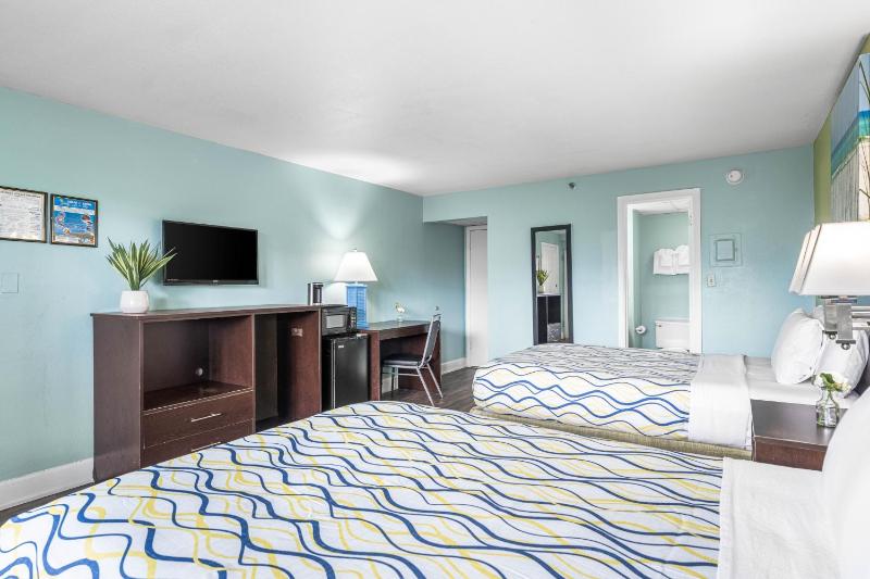 Double Room with Two Double Beds and Hotel View image 3