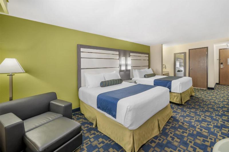 Queen Room with Two Queen Beds - Non-Smoking image 3