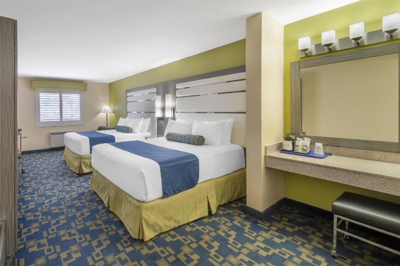 Queen Room with Two Queen Beds - Non-Smoking image 4