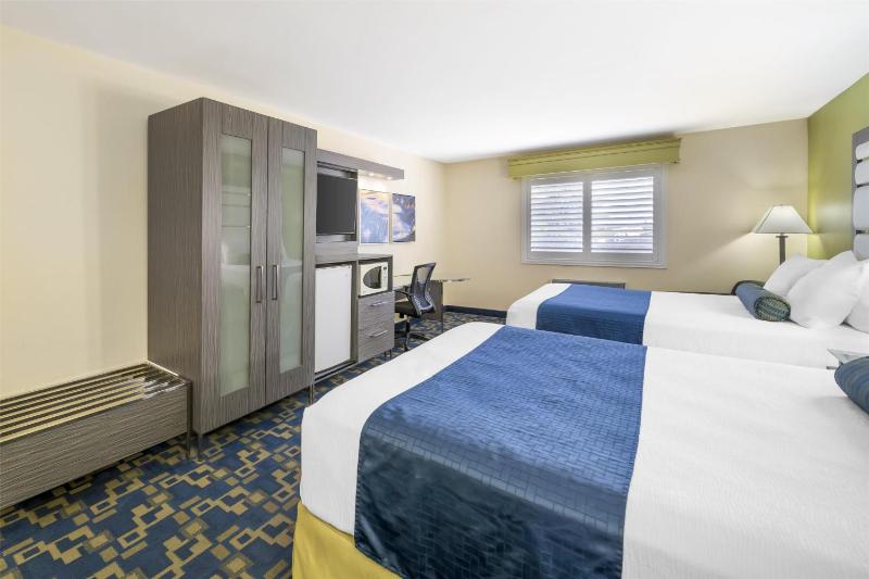 Queen Room with Two Queen Beds - Non-Smoking image 1