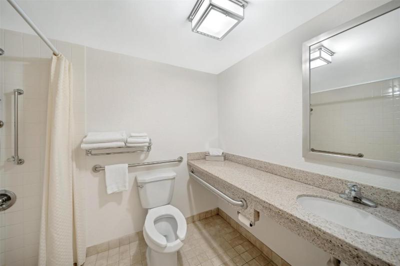 Queen Room - Non-Smoking image 2