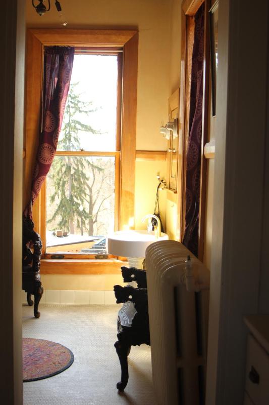 Queen Room image 2