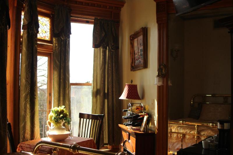 Queen Room with Spa Bath image 2