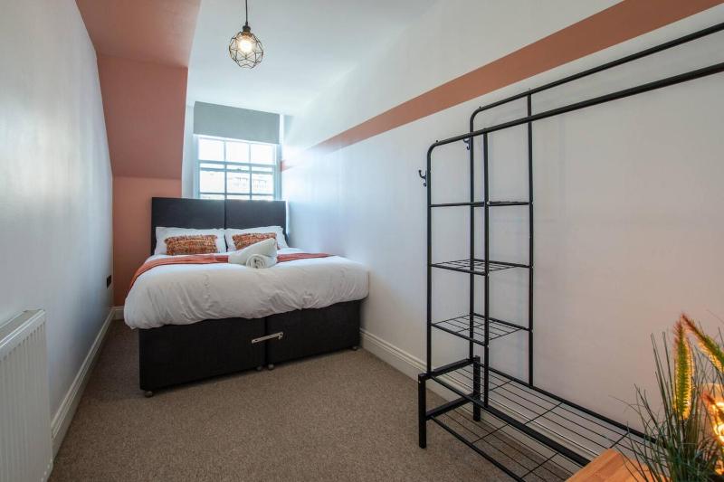 2 Bedroom Central Apartment in Bournemouth 5 minutes walk to the beach sleeps up to 6 - image 8