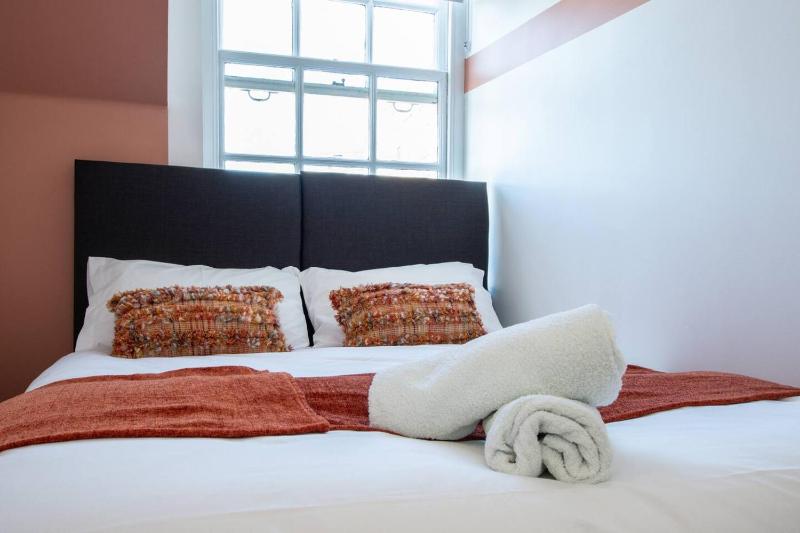 2 Bedroom Central Apartment in Bournemouth 5 minutes walk to the beach sleeps up to 6 - image 6