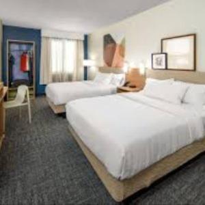 Queen Room with Two Queen Beds image 2