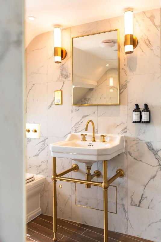 Standard Suite image 3