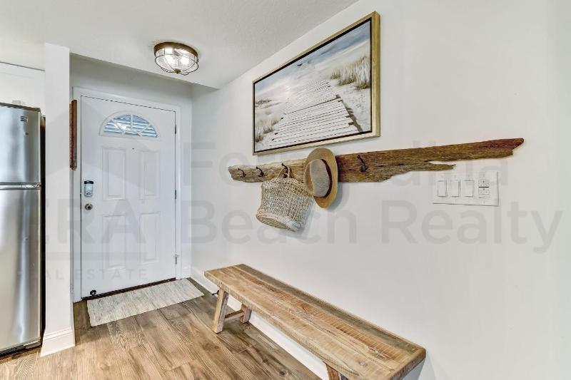 Beautifully Renovated Condo in Small Complex. Relaxation comes easy here. One assigned parking - image 8