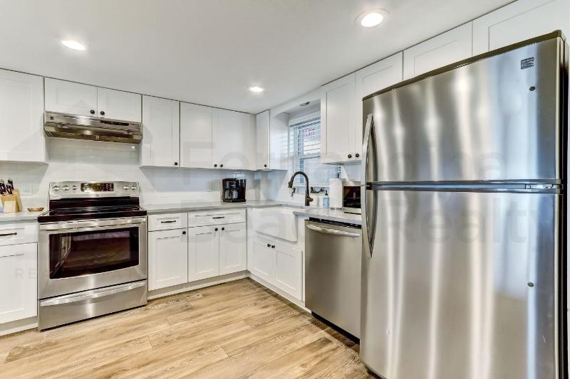 Beautifully Renovated Condo in Small Complex. Relaxation comes easy here. One assigned parking - image 15