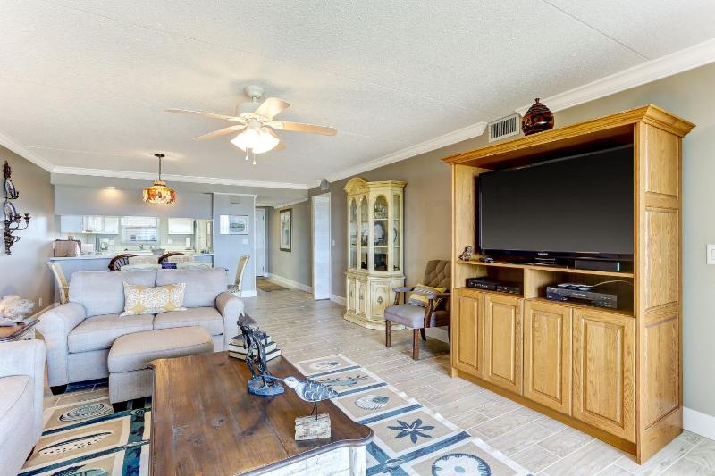 Renovated Condo in small quiet complex. Relaxation comes easy here. One assigned parking - image 18