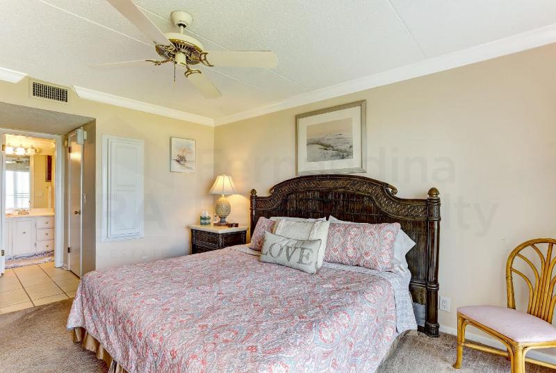 Renovated Condo in small quiet complex. Relaxation comes easy here. One assigned parking - image 4