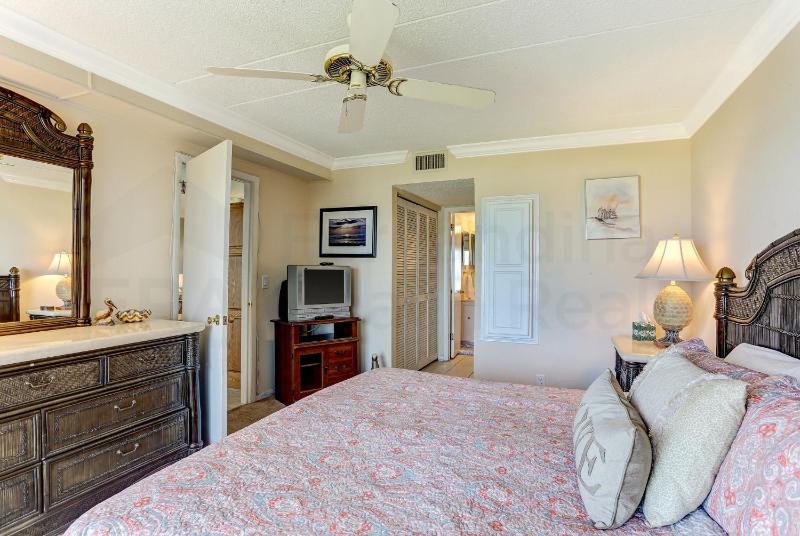 Renovated Condo in small quiet complex. Relaxation comes easy here. One assigned parking - image 12
