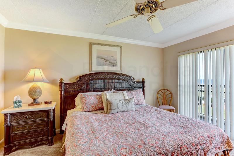 Renovated Condo in small quiet complex. Relaxation comes easy here. One assigned parking - image 33