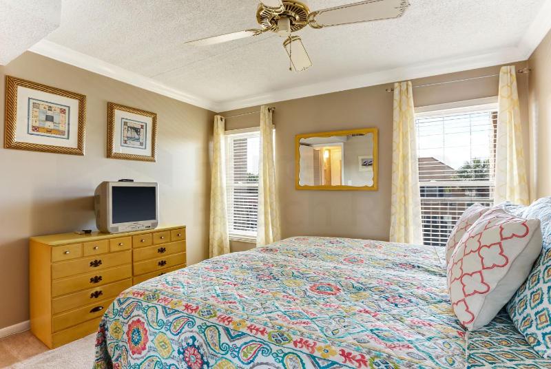 Renovated Condo in small quiet complex. Relaxation comes easy here. One assigned parking - image 15