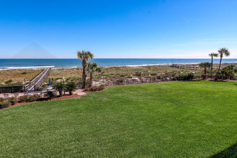 Beautifully Renovated Condo in Small Complex. Relaxation comes easy here. One assigned parking - image 44