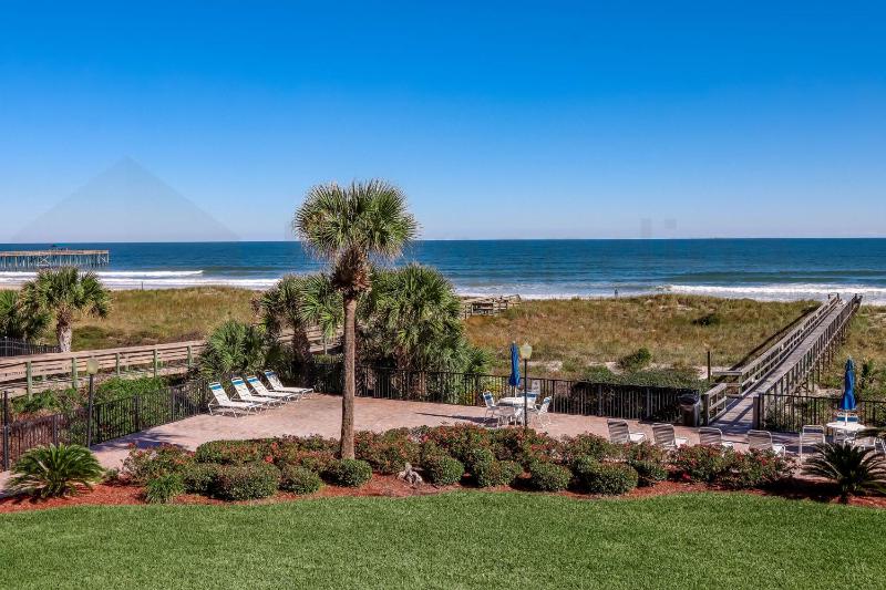 Beautifully Renovated Condo in Small Complex. Relaxation comes easy here. One assigned parking - image 25
