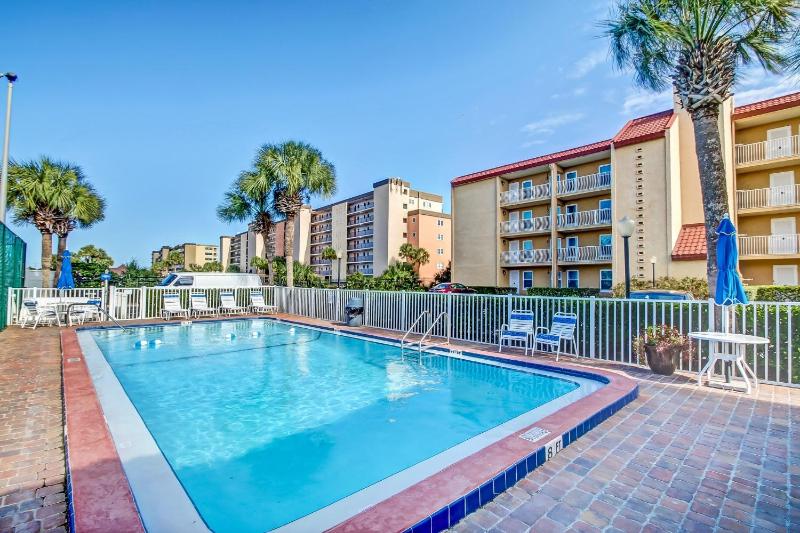 Beautifully Renovated Condo in Small Complex. Relaxation comes easy here. One assigned parking - image 39