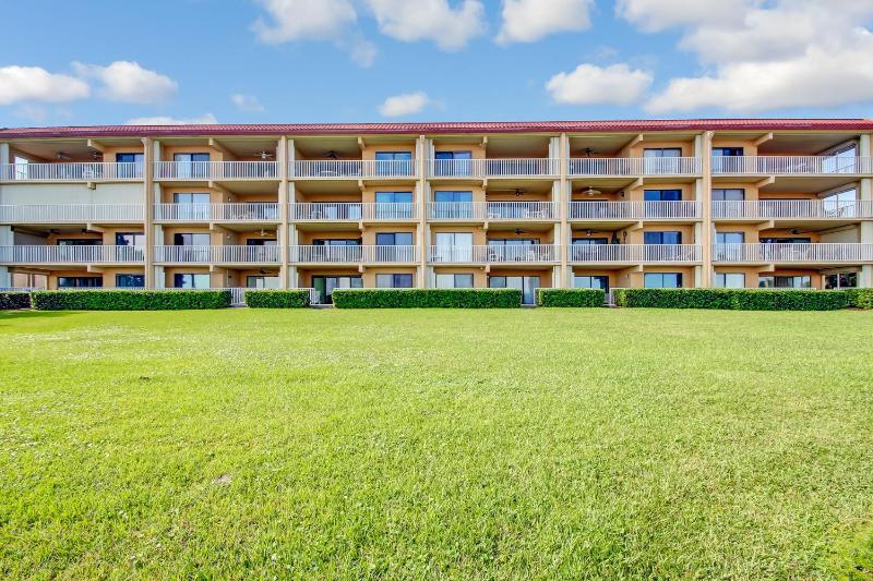 Beautifully Renovated Condo in Small Complex. Relaxation comes easy here. One assigned parking - image 2
