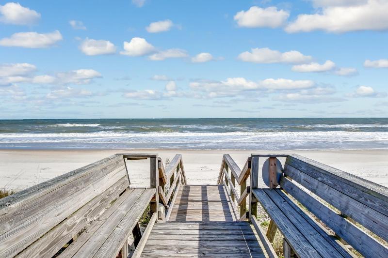 Beautifully Renovated Condo in Small Complex. Relaxation comes easy here. One assigned parking - image 38