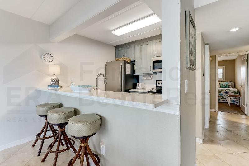 2 Bedroom/2 Bath 3rd floor Oceanfront condo sleeps 6. Oceanfront deck and pool. - image 15
