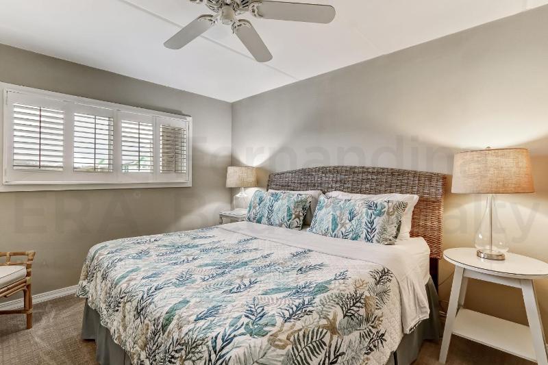 2 Bedroom/2 Bath 3rd floor Oceanfront condo sleeps 6. Oceanfront deck and pool. - image 7