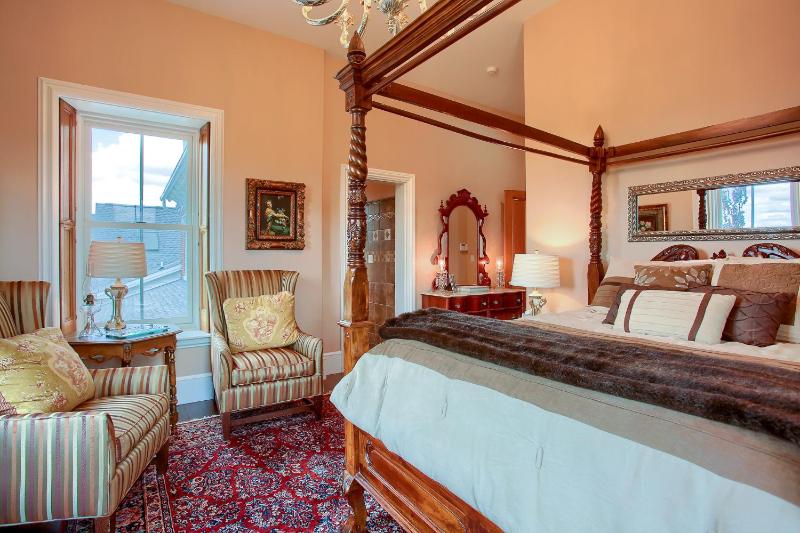 Queen Room with Spa Bath image 1