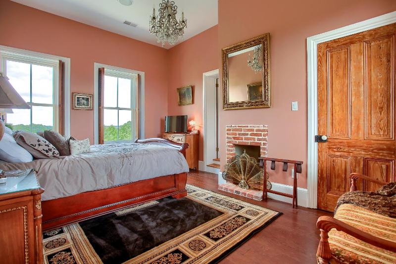 Queen Room with Balcony image 3