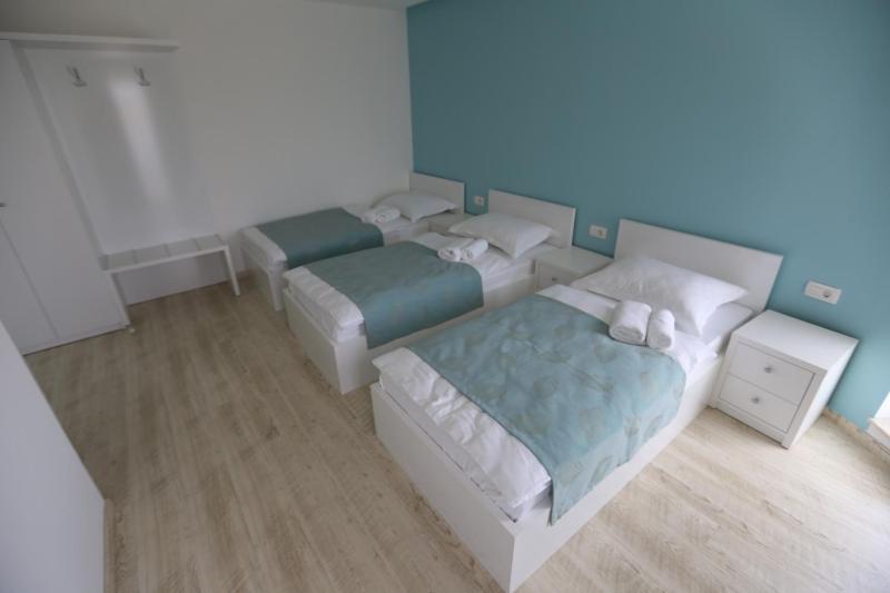 Comfort Triple Room with Balcony image 2