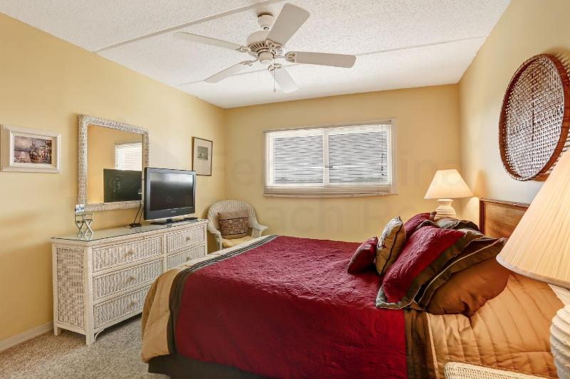 2 Bed/2 Bath 4th floor Oceanfront condo sleeps 6. Oceanfront deck and pool. - image 13