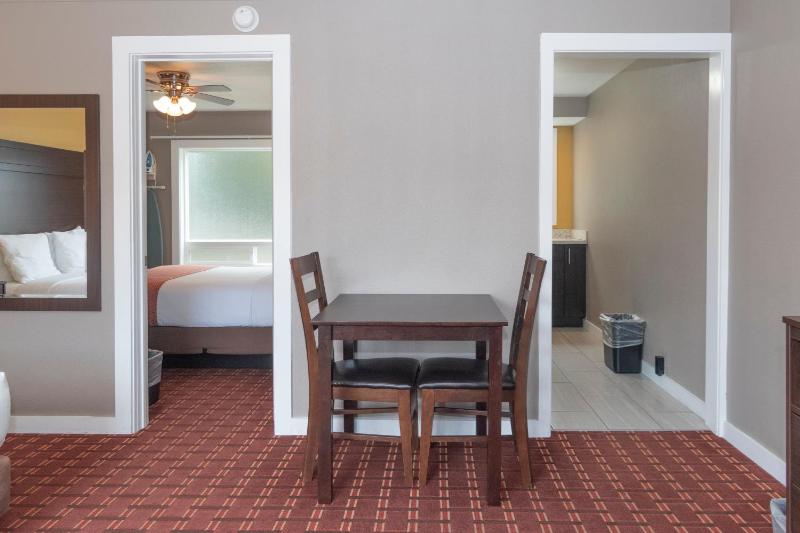 2 Bedroom Queen Suite image 2