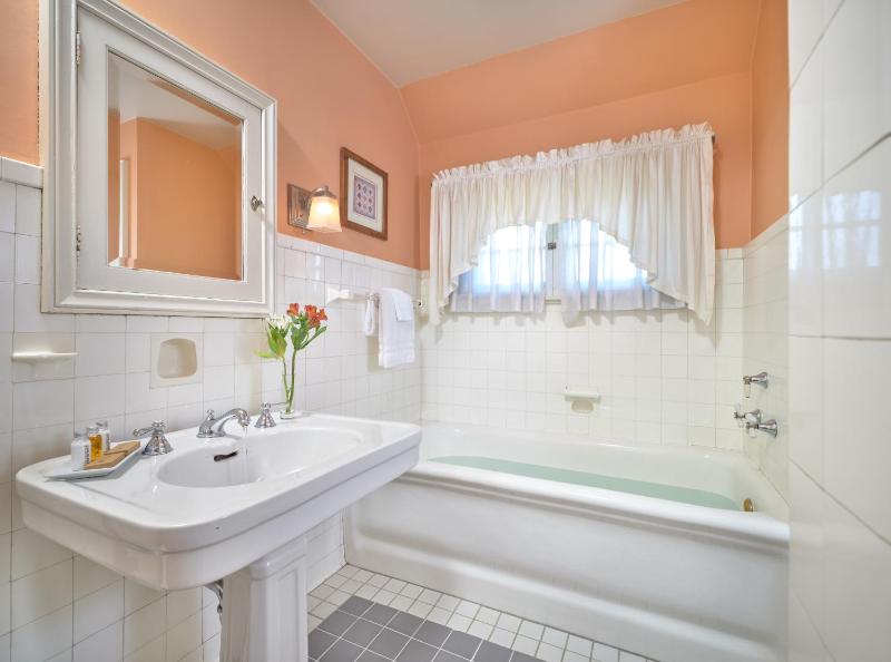 Deluxe Queen Suite image 3