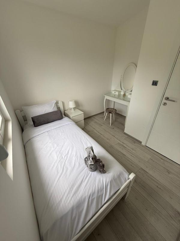 Sisters residence - image 11