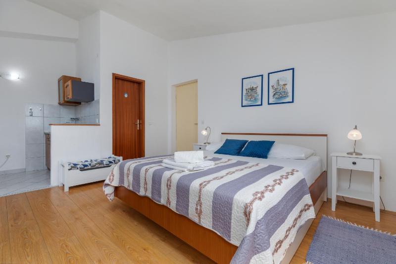 Studio with Balcony and Sea View image 1
