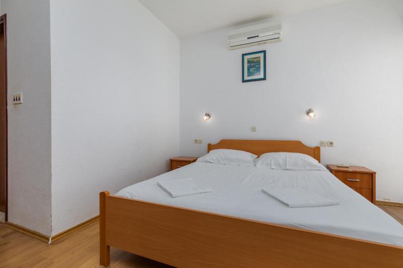 Apartments and rooms by the sea Brela Makarska - 24416 - image 8