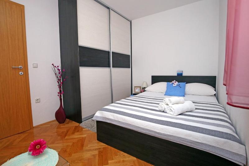 Apartments with parking space Kastel Stari Kastela - 24469 - image 7