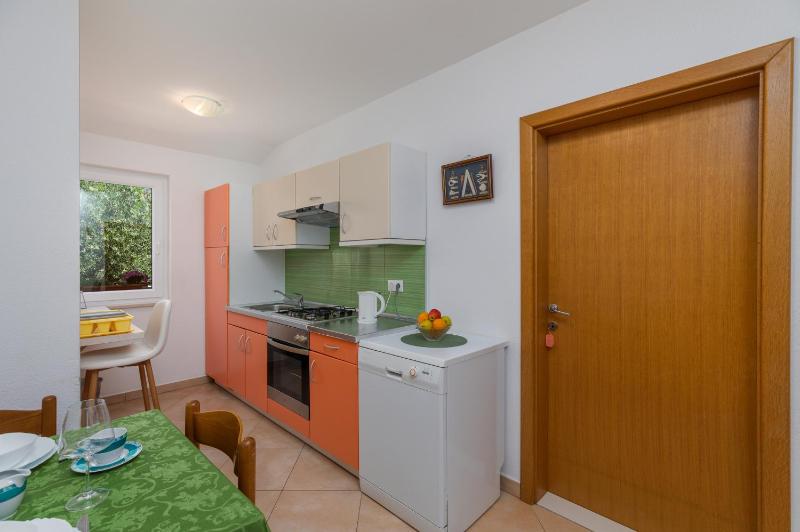 Apartments by the sea Brela Makarska - 24541 - image 22