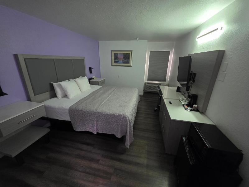 King Suite with Spa Bath image 2